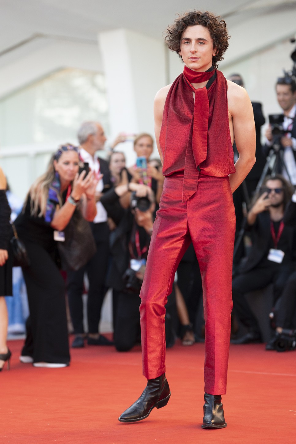 Timothée Chalamet megérkezett Velencébe, és az internet felrobbant a szexi szettjétől