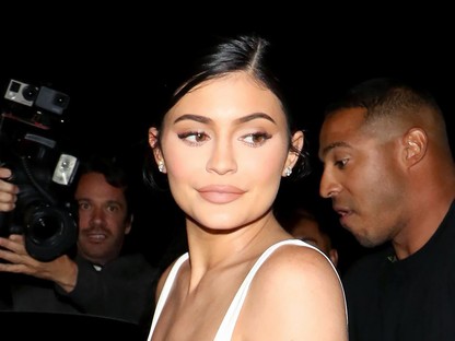 Igen, azok terhességi csíkok Kylie Jenner mellén, és ez teljesen normális