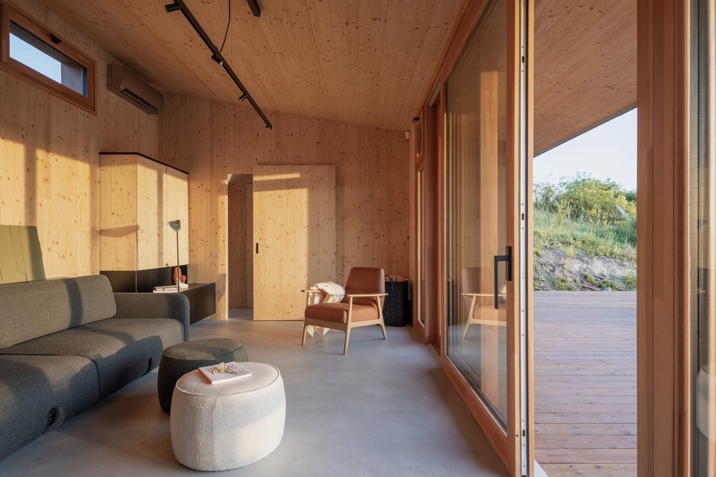 A Hello Wood magyar cég CTL tóparti háza