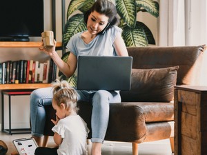 Karriert építenél, közben vágysz az anyaságra is, és félsz, hogy ez túl sok? Nem vagy egyedül 