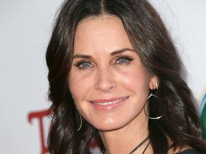 Ő Courteney Cox 14 éves lánya, aki nemcsak csodaszép, de gyönyörűen is énekel
