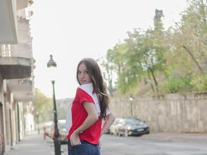 Emci kedvenc ruháit és színeit viseli ma, és nagyon jól is áll neki