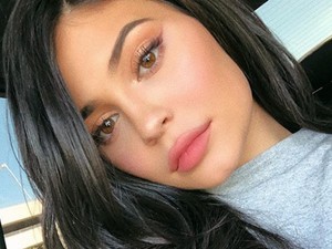 Kylie Jenner olyan tortával lepte meg szerelmét, hogy nem tudjuk, sírjunk vagy nevessünk