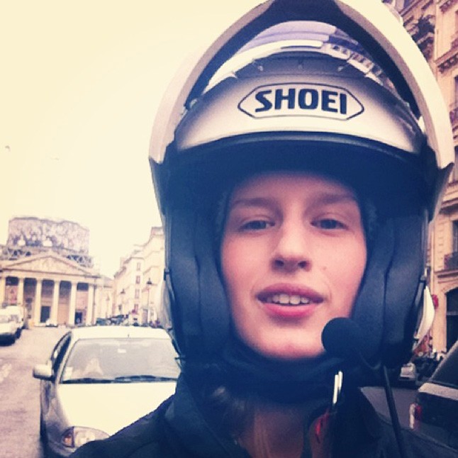 Adamik Luca két show közt motoros taxizik