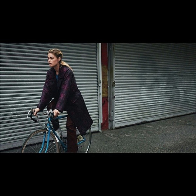 A biciklizás igenis sikkes! Vegyünk csak példát Doutzen Kroesról.