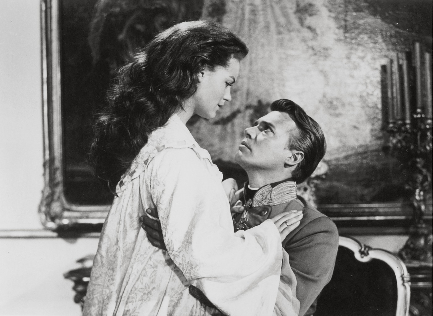 Ez az intim pillanat Romy Schneider (Sissi) és Karlheinz Böhm (Ferenc József császár) között az egyik legemlékezetesebb jelenet a trilógiából – és egyben a színészek közötti különleges kémiát is megmutatja. A két főszereplő a valóságban is közel került egymáshoz a forgatás idején, és barátságuk hosszú éveken át megmaradt. 