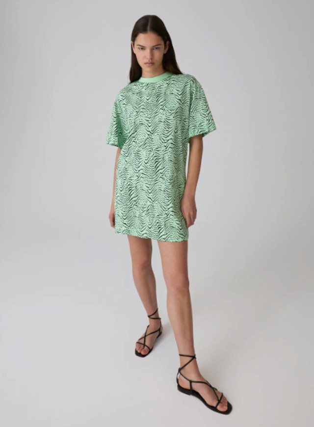 Hailey Bieber tudja miben kell dübörögni ezen a nyáron: Ugorj bele te is egy pólóruhába