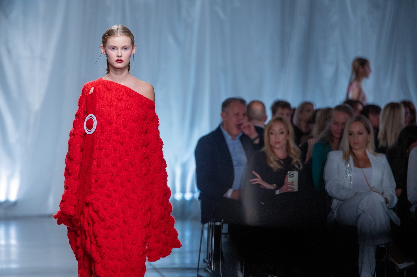 Pomykala Kamilla tervezte öltözék a Mome Fashion Show 2024 kifutóján