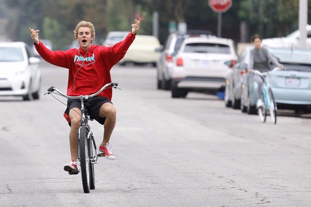 Selena Gomez és Justin Bieber boldog gyerekekként bicikliznek együtt!