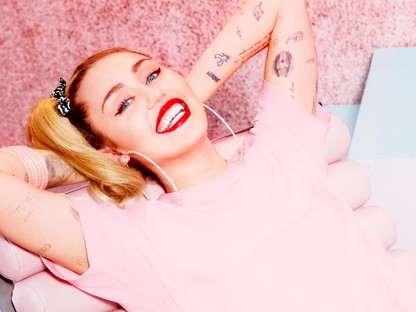 Minden darabját akarni fogod! Itt van Miley Cyrus vadiúj Converse kollekciója!