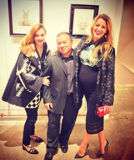 Ez a ceruzaszoknya remekül kiemeli a színésznő kerek hasát. Természetesen, most is a Preserve oldalon kapható darabokban van.