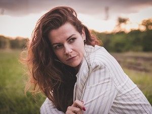 „Ahol Tokió sírt, én ott tényleg sírtam” - Dobó Enikővel, A nagy pénzrablás főszereplőjének magyar hangjával beszélgettünk