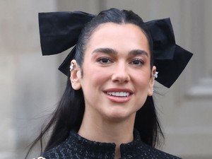Dua Lipa szexi fűzőben forrósította fel a hangulatot: szédítő szettjétől a rajongók szája is tátva maradt