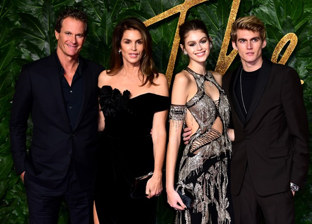 Nem tudjuk eldönteni, hogy az 52 éves Cindy Crawford, vagy lánya a gyönyörűbb