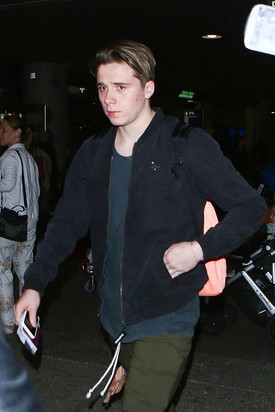 Brooklyn Beckhamet 2016 októberében a Los Angeles-i repülőtéren kapták lencsevégre egy laza, hétköznapi szettben. 