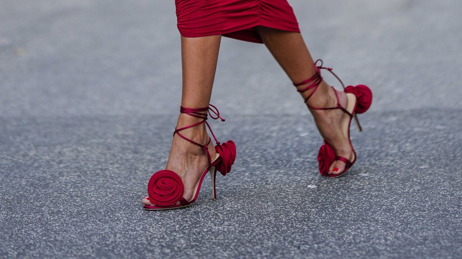 Ki ne mosolyodna el, amikor egy virágos szandálról százszorszépek vagy hibiszkuszok kacsintanak vissza?