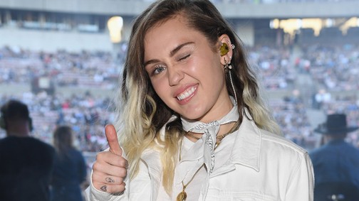 Felismerhetetlen és csak kristályok fedik Miley Cyrus meztelen testét