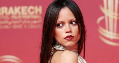 Jenna Ortega melltartó nélkül pózolt a vörös szőnyegen, bámulatos selyemruhájára még évekig emlékezni fogunk