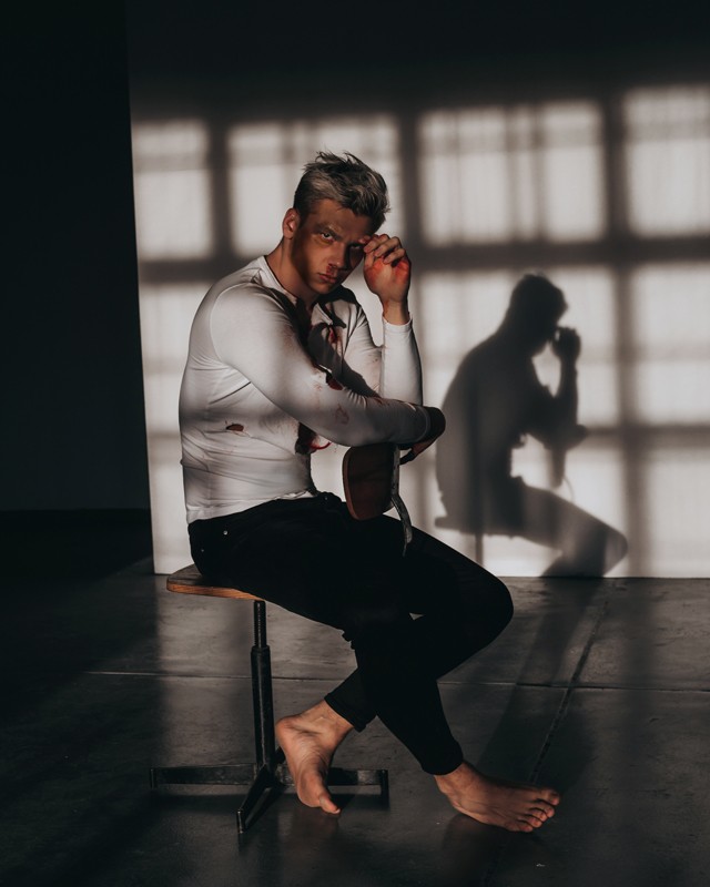 Rendhagyó fotósorozat hívja fel a figyelmet a negatív kommentek okozta lelki sérülésekre