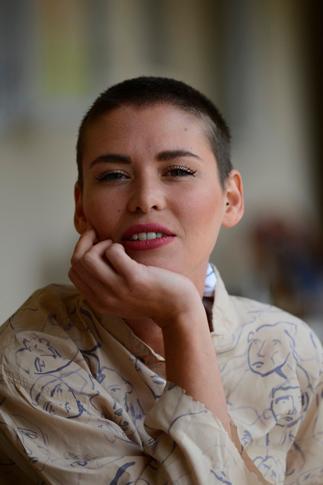 Anna egy lezser selyeminget választott a pénteki melegben