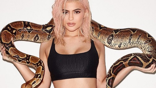 Vajon mit jelent Kylie Jenner apró tetoválása?