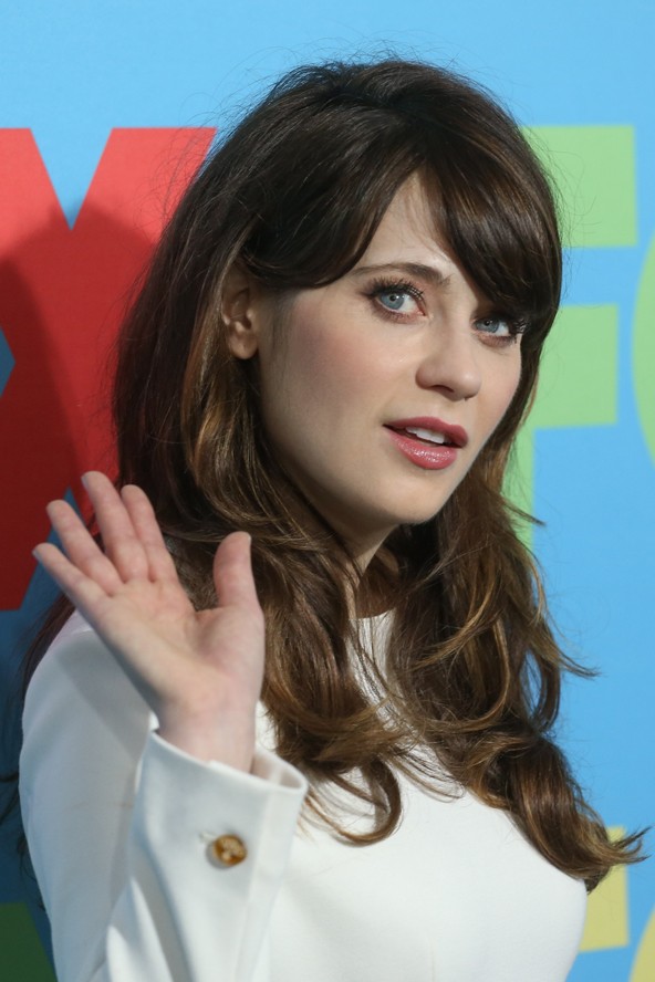 Zooey Deschanel – a bájos színésznő a tojásra, a búzára és a tejtermékekre allergiás, ezért kell gluténmentesen étkeznie, a forgatásokon olyannyira nem egyszerű ezt megoldania, hogy ma már a ruhák helyett sokkal jobban koncentrál arra, hogy milyen ételeket pakol a bőröndjébe.