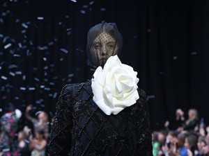 Erzsébet királynő tiszteletére tervezett kollekcióval gyászol a londoni divathét