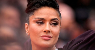 Salma Hayek meztelenül szaunázik, csak úgy izzik körülötte a levegő