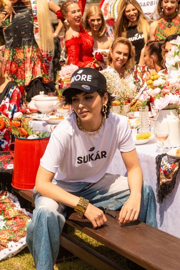 Farkas Franciska egy Sukár feliratos pólóban, mely a Sugarbird gypsy kollekciójának egyik darabja