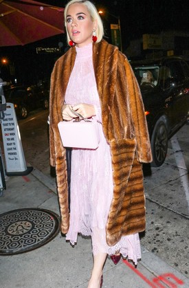 Itt is a táskával és az óriási bundával terelte el a figyelmet. 