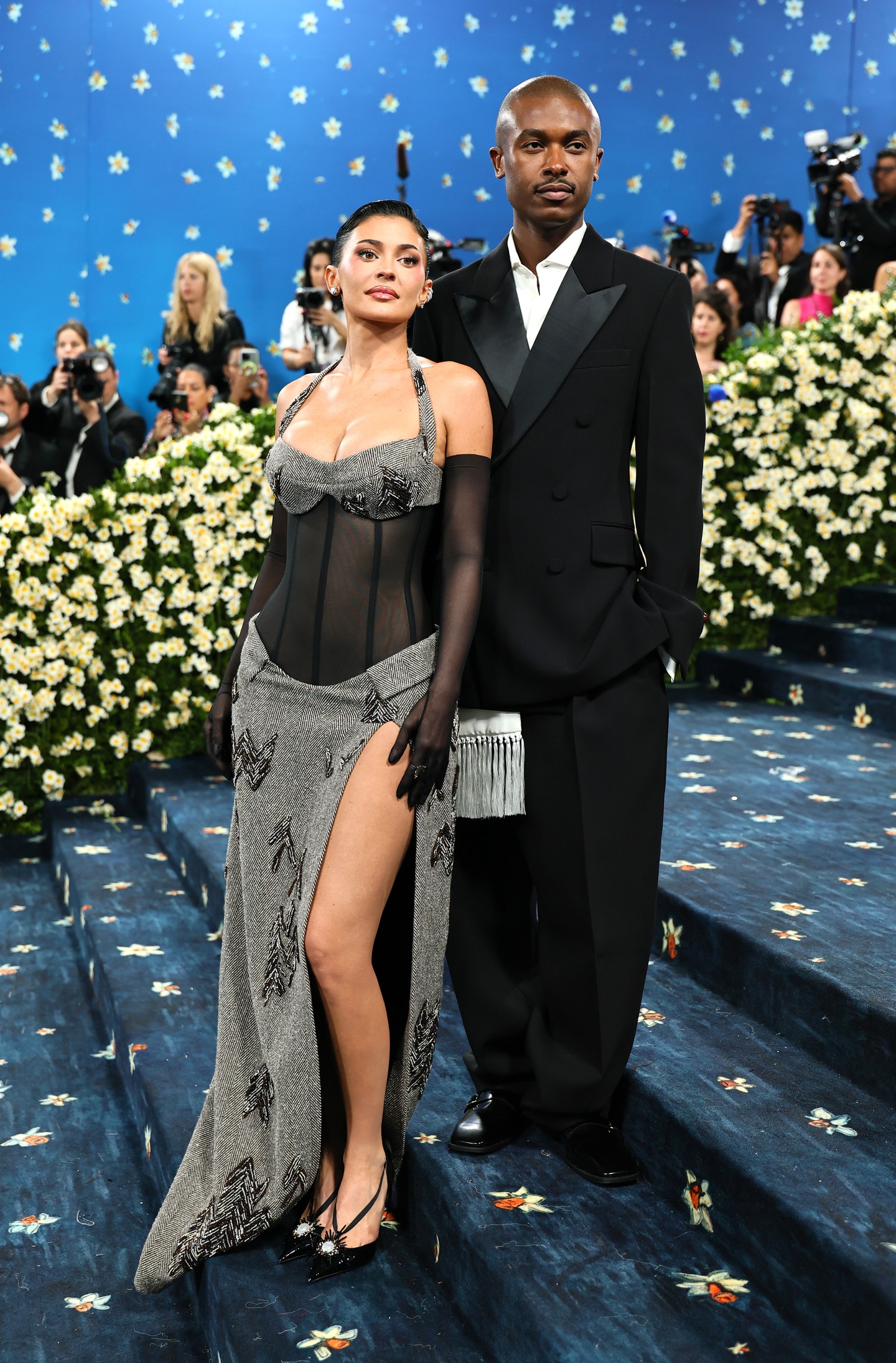 Jenner a Ferragamo divatház kreatív igazgatója, Maximilian Davis kíséretében jelent meg