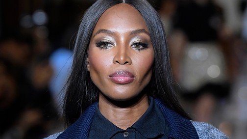 Felrobbant az internet: Naomi Campbell egy szál mellben vonult végig a kifutón
