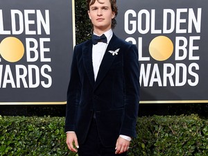 Ansel Elgort csillogó szemsminkben és kilakozott körmökkel érkezett a Golden Globe gálára
