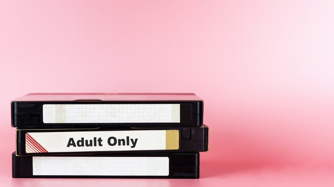 A pornóipar nemcsak a férfiakat, hanem a nőket is kereszttüzébe vette. Pornófogyasztó nőként mit tehetünk az egészséges szexuális életünkért és önértékelésünkért?