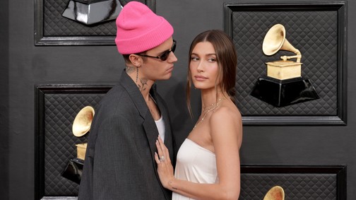 Hailey Bieber és Justin Bieber szenvedélyes csókjukkal nem akármit ünnepelnek
