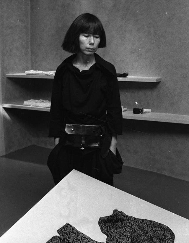 Rei Kawakubo egy Comme des Garcons üzletben