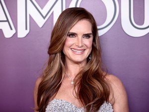 Brooke Shields 56 évesen topless pózol a farmermárkának