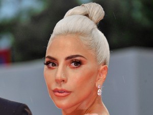 Gigantikus pink puffancsnak öltözött Lady Gaga Velencében