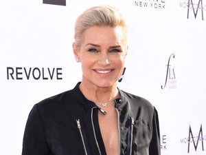 A Hadid lányok anyukája egy szál bugyiban instázgatott