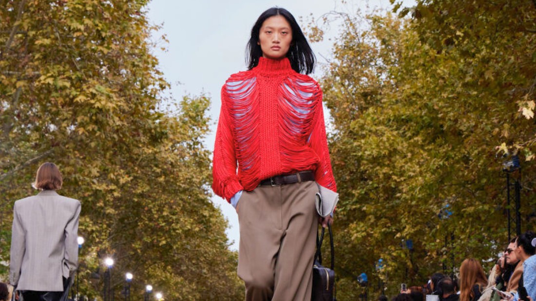 Stella McCartney 2025 tavasz-nyári kollekciója a fenntarthatóság és az innováció jegyében született