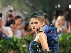 Elképesztő! Zendaya ruhájáról gyümölcsök lógtak a Met-gálán