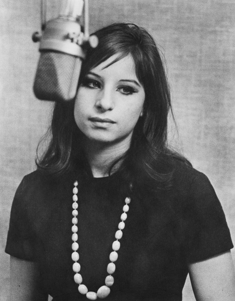 Barbra Streisand a hangstúdióban, 1965-ben, ahogy bontogatja a szárnyait a mikrofon mögött.