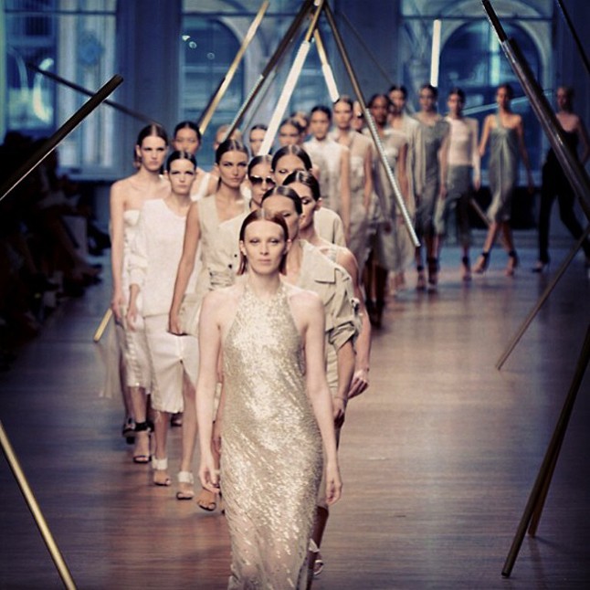 Karen Elson Jason Wu tavaszi kollekciójának a kifutósztárja.