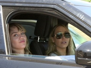 Miley Cyrus megint új állítólagos barátnőjével lóg - komolyodik a dolog?