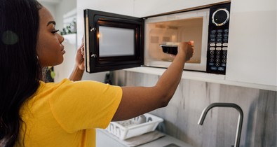 Ez történik a tápanyagokkal, ha mikróban melegíted az ételeket