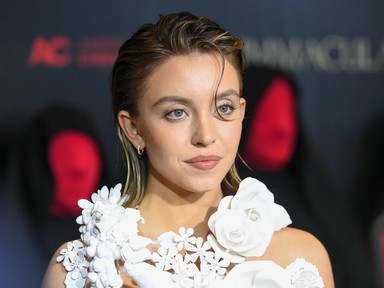 Sydney Sweeney melleit csak néhány aprócska virág takarta a vörös szőnyegen