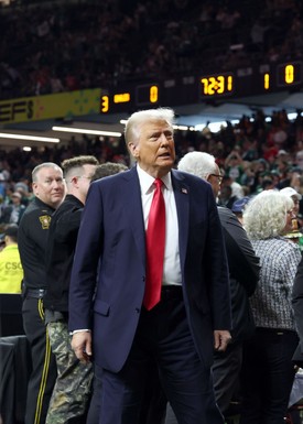 Donald Trump üdvözlése: Donald Trump, az Egyesült Államok elnöke a helyszínen tekintette meg a mérkőzést, ezzel ő lett az első hivatalban lévő elnök, aki személyesen vett részt a Super Bowlon. Érkezésekor a közönség hangos éljenzéssel fogadta.