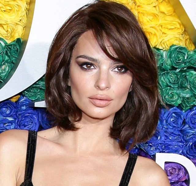 Akkor ez most egy melltartó, vagy egy ruha Emily Ratajkowskin?