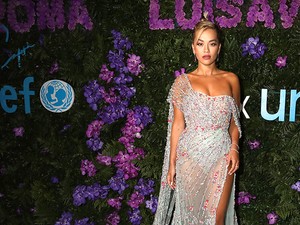 Rita Ora eszméletlen, szexi ruhában tért vissza a vörös szőnyegre