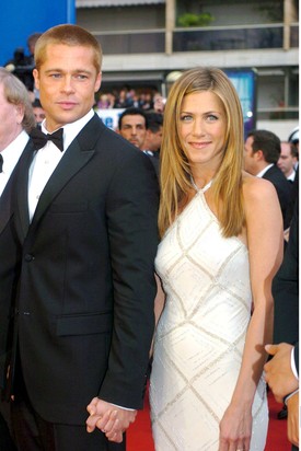 Jennifer Aniston és Brad Pitt. Aniston és Pitt testesítette meg sokáig a tökéletes Hollywoodi álompárt, amikor 2000-ben kimondták a boldogító igent. Öt évre rá azonban mindenkit meglepve beadták a válókeresetet. Az álompár válásában közrejátszhatott ugyan, hogy Pitt a Mr. és Mrs. Smith forgatásán megismerte mostani párját, Angelina Jolie-t, ugyanakkor a színész azt is nyilatkozta, hogy elpocsékoltnak érzi akkori életét Anistonnal, és boldogtalan volt első házassága alatt. 
